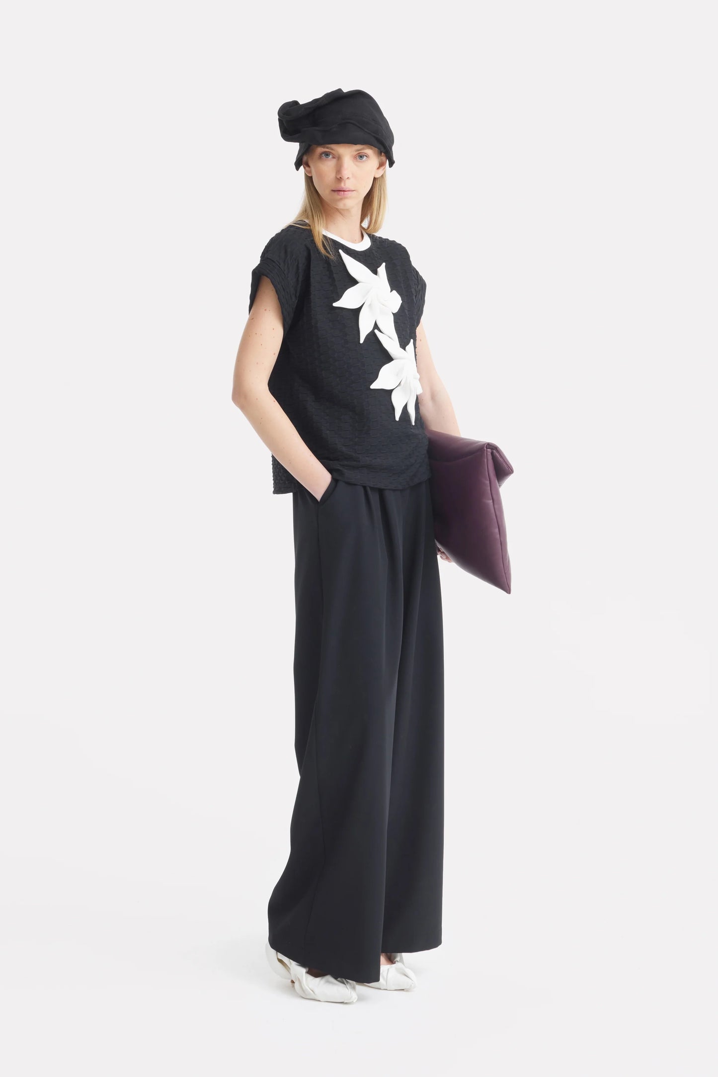 Floral Detail T-shirt Black with White Floral | Julia Allert