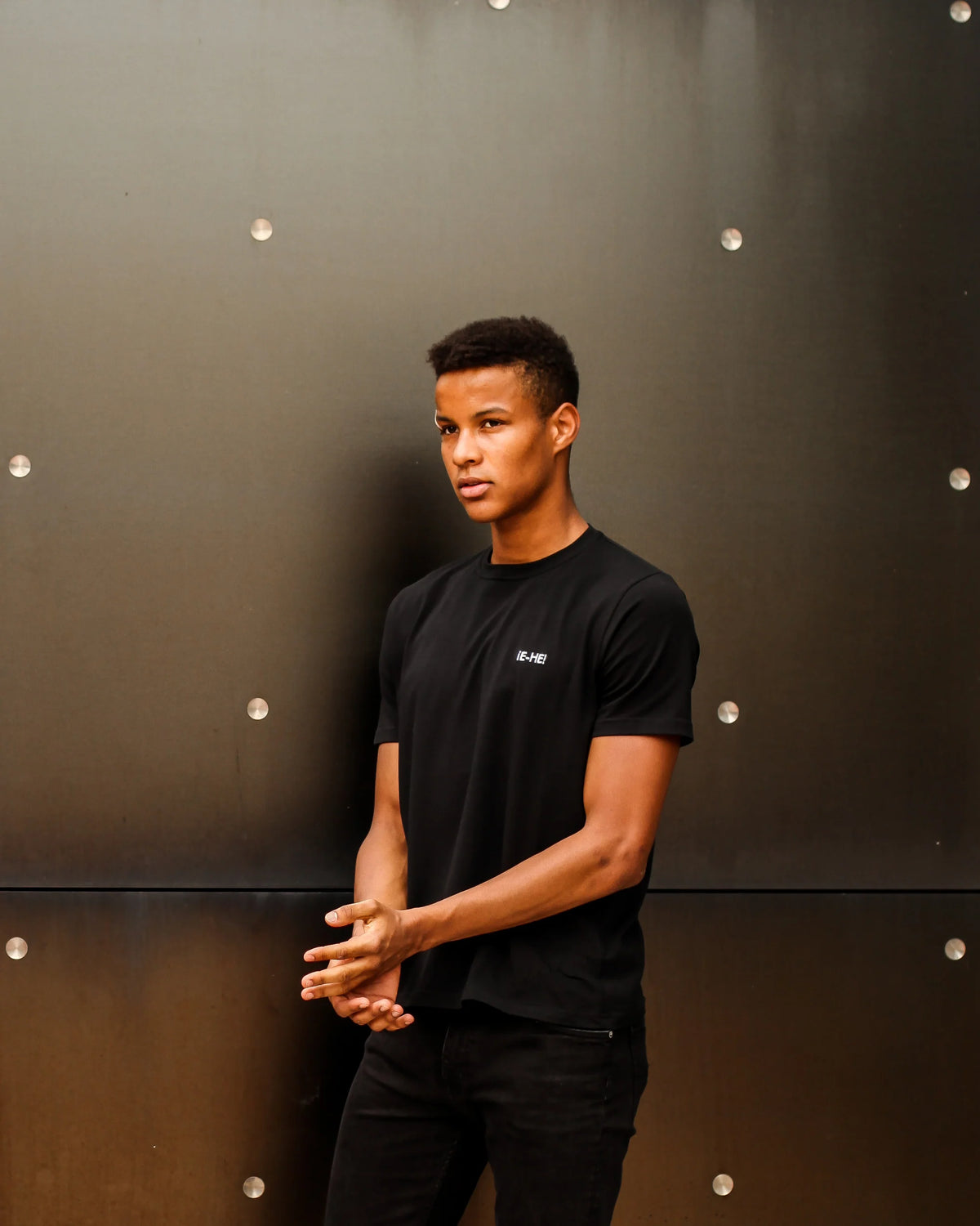 EHE Apparel Embroidered logo T-shirt - Black